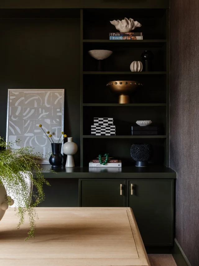 There’s just something about a styled shelf. I think the secret to perfecting the art is finding the sweet spot between asymmetry & balance. 

Should I film myself going through the process of styling? Spoiler: it’s a lot of putting things down, stepping back, staring, and changing everything I just did🙃

Design: @allisonhandlerdesign 
Photo 1: @lindapordonphotography 
Photo 2: @mikevantassell 
Photo 3: @lindapordonphotography 
Photo 4: @raquellangworthy.photo