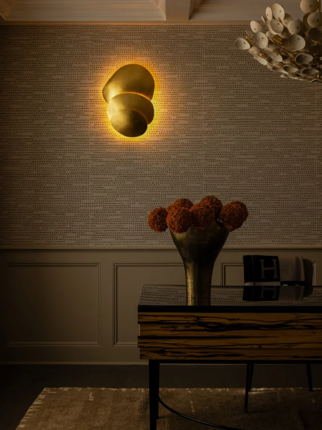 An office that means business.

The combination of this wallpaper + lighting from @corbettlighting had me sold from day one👏🏻 Rich texture, a little (a lot of) moodiness, & enough personality to make answering emails feel slightly less painful.

Swipe to the end to see just how deep my love for the Akemi sconce runs🤪

Sharing lighting links in stories!
Design: @allisonhandlerdesign Lighting: @corbettlighting Wallpaper: @phillipjeffriesltd Photography: @danielisayeff