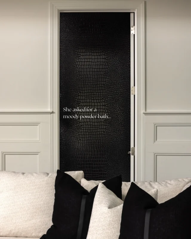 If you thought a small space requires light walls, think again. This little powder packs a moody punch with Vinyl Crocodile Rock by @phillipjeffriesltd (p.s. she’s performance grade) 

Design: @allisonhandlerdesign 
Photography: @danielisayeff 
Wallpaper: @phillipjeffriesltd