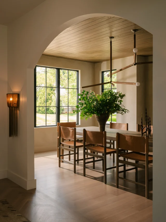This dining room has me speechless🤤 Moody, earthy, oh so dreamy. 

Design: @allisonhandlerdesign 
Photography: @lindapordonphotography 
Plaster: @janamarstudios 
Lighting: @krelllighting