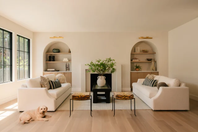And if you need me, I’ll be here☁️ sharing alllll the details that make this room earthy + airy. Ask me your design questions👇🏼 

Design: @allisonhandlerdesign 
Photography: @lindapordonphotography 
Plaster: @janamarstudios