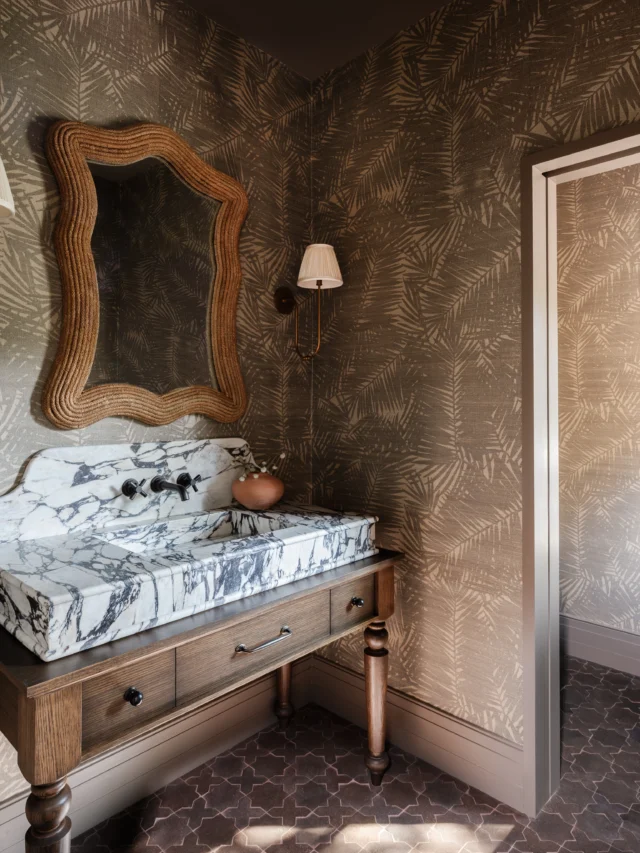 Your reminder that a trend is only worth it if it can stand the test of time🫶🏼 I’m all for seeing what’s new out there, but the real fun is figuring out how to balance the old and the new to make a space that feels timeless. 

Design: @allisonhandlerdesign 
📸: @lindapordonphotography // @raquellangworthy.photo // @mikevantassell // @torisikkemaphotography