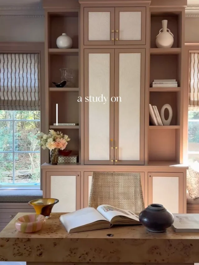 The fact that this doesn’t just exist in my mind, on our office island, on our computer screens anymore but in REAL LIFE…chills. 🤍

Her study is defined by softness, through the use of mauve, limewash, lucite & layered fabrics. And please…the millwork. It deserves its own dedicated post🤌🏼

Design: @allisonhandlerdesign 
Styling: @by.kathleenjerry 
Cabinetry: @apexhomeandcabinet 
Window Treatments: @windowworks 
Lighting: @krelllighting